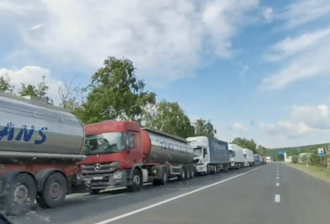  Sute de camioane așteaptă și acum la frontiera moldo-română. Bucureștiul a acceptat planul Chișinăului de deblocare a situației. Iată ce ar urma să se întâmple: