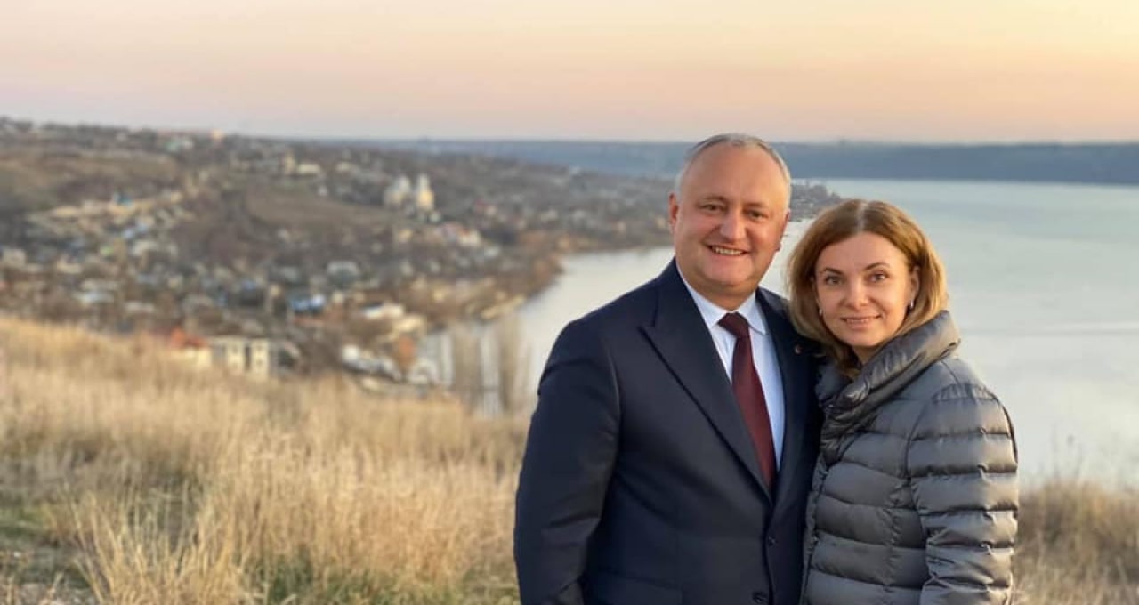 Reacția Galinei Dodon, după ce a fost pusă sub învinuire că a fost complice la îmbogățire ilicită, avere de 7 ori mai mare decât veniturile oficiale: __Am fost acuzată de complice la îmbogățire ilicită. Probe nu s-au adus. Mi s-a deschis un dosar politic care are drept scop să-mi defăimeze soțul. Se __poartă__ cu noi în cel mai josnic mod. Au făcut percheziții la părinții noștri. Au făcut descinderi chiar în WC-ul din grădină__