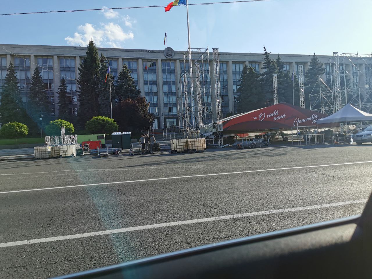 Acesta nu a precizat dacă cei trei artiști vor evolua în locul rapperului rus Morgenshtern, a cărui concert la fel era anunțat, pentru duminică, însă care este „sub semnul întrebării