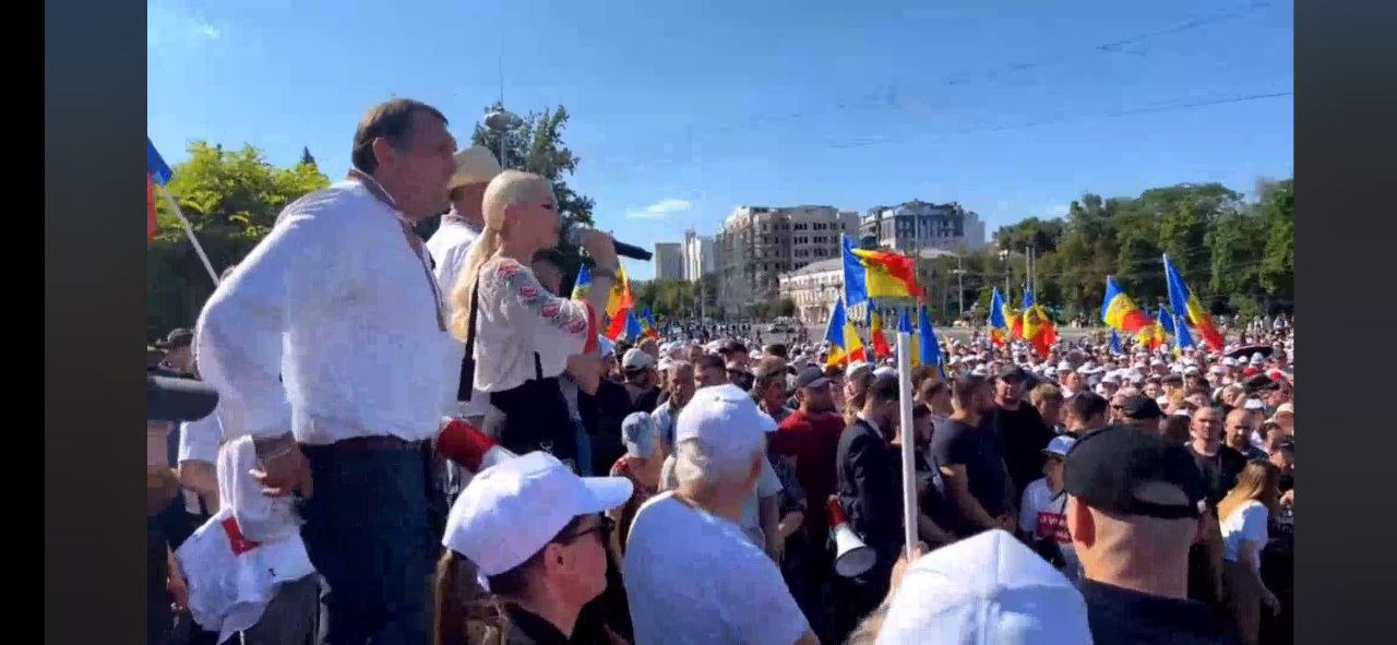 Manifestanții scandează: __O nouă viață!__