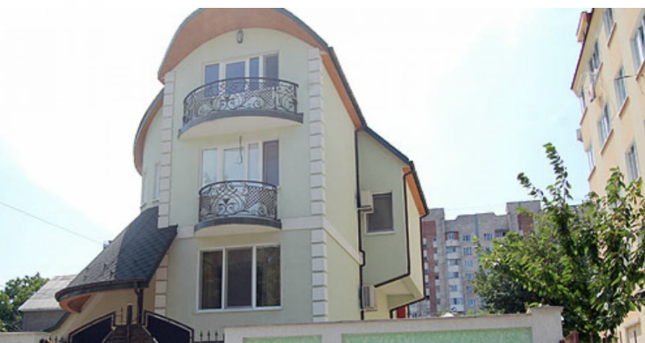 Sub sechestru! Casa în care locuiește, construcții din Sadova și Molovata și 4 automobile. Lista bunurilor atribuite fostului președinte socialist al R. Moldova Igor Dodon plasate azi sub sechestru de către procurori: