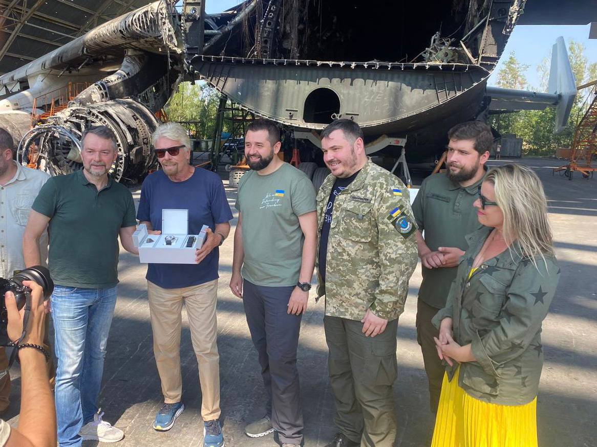  Ucraina: Fondatorul Virgin Galactic, Richard Branson, a vizitat aeroportul Gostomel. Șeful administrației regionale Taras Dumenko: Miliardarul britanic a vizitat aerodromul Antonov și a studiat posibilitățile de reconstrucție a acestuia