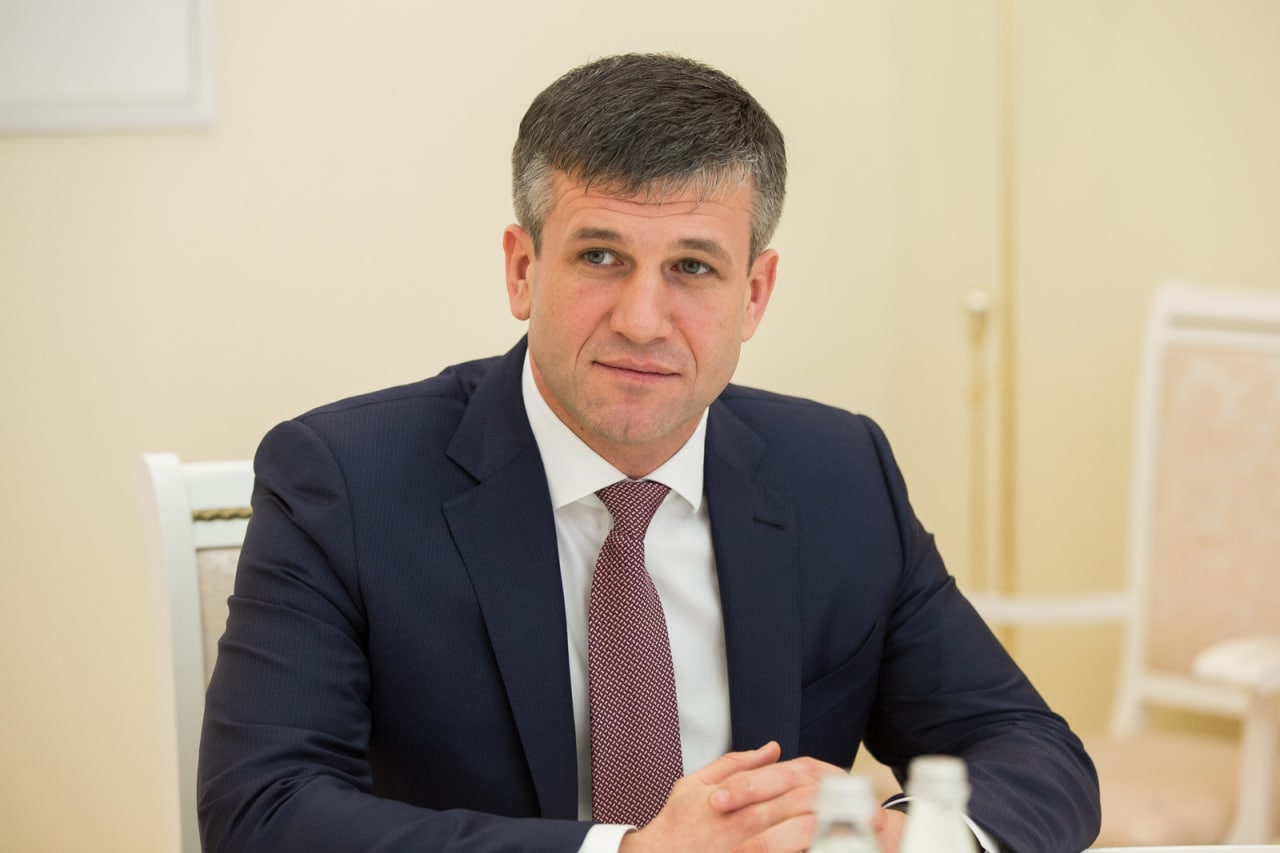 Joaca de-a justiția: După ce pe 22 iunie fostul director SIS Vasile Botnari a fost mutat din P13 în arest la domiciliu, azi magistrații Curții de Apel au decis plasarea acestuia din nou în arest preventiv pentru 30 de zile la Penitenciarul 13