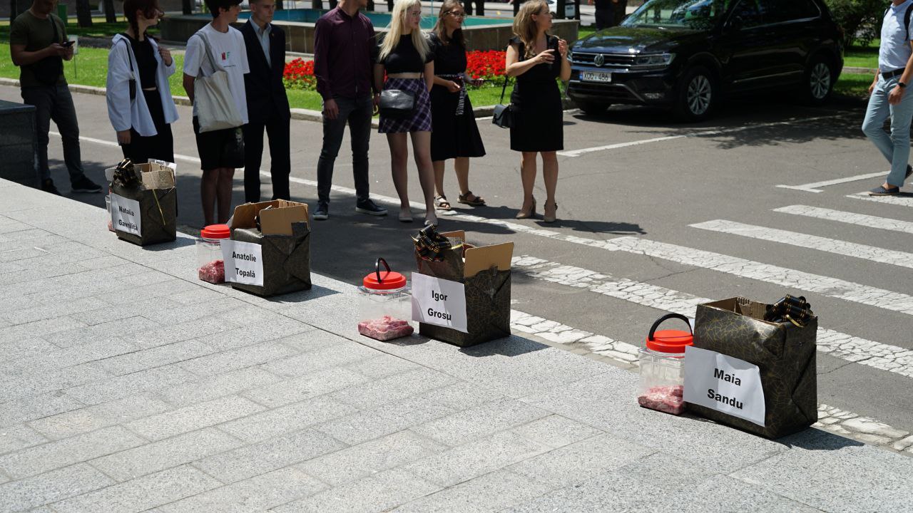 Tinerii de la PSRM s-au gândit să uimească cu un protest original și au adus „creieri” în dar conducerii țării și ministrului Educației: „Stopați exodul generației tinere din țară!”