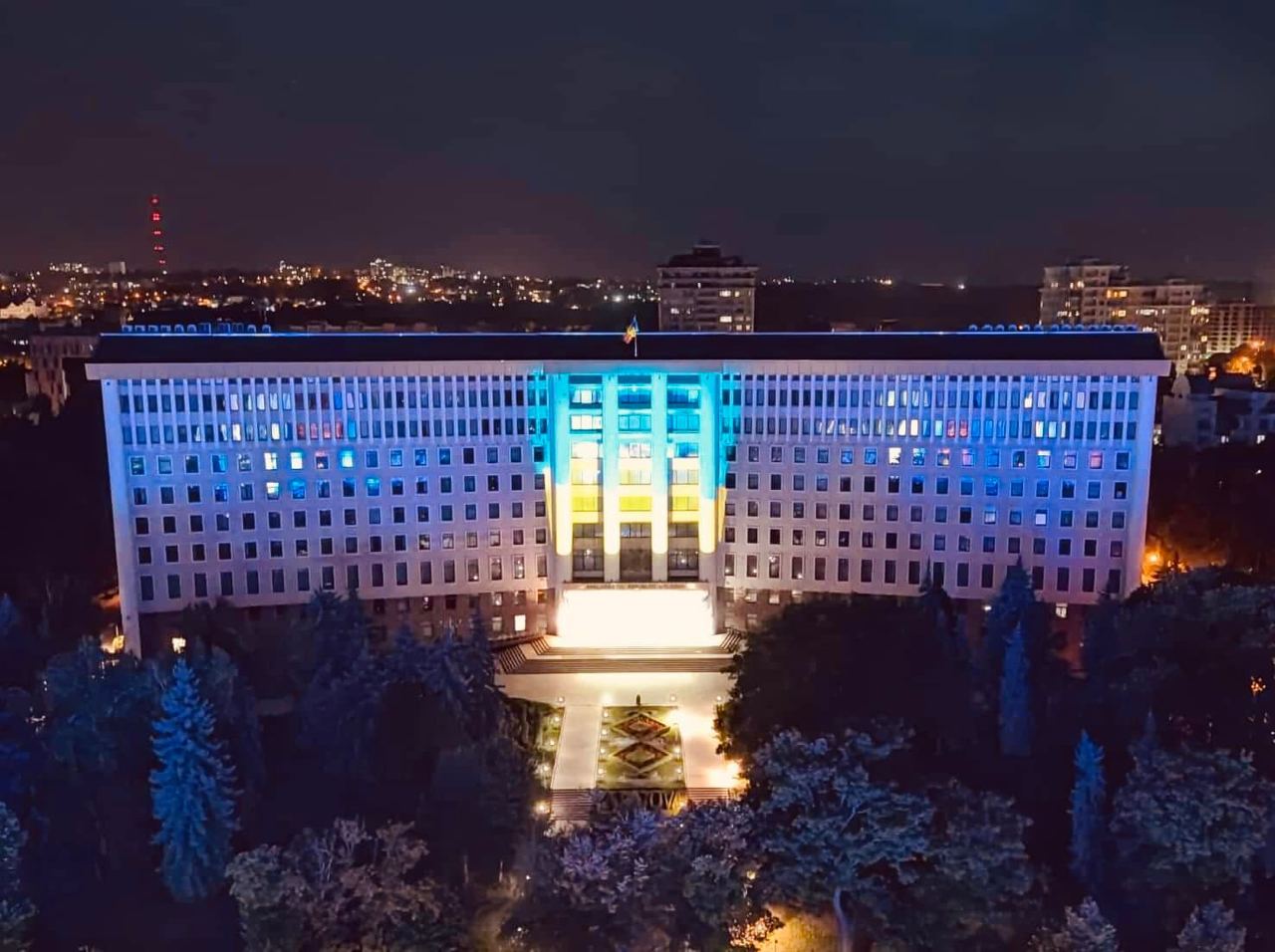 Parlamentul R. Moldova, iluminat ieri în culorile drapelului ucrainean, de ziua Independenței Ucrainei