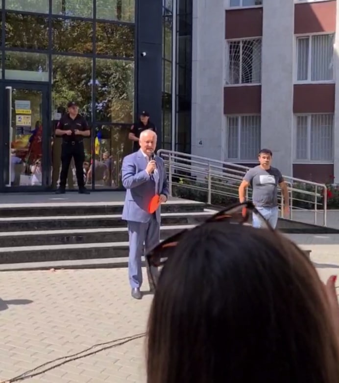 În arest la domiciliu, dar cu gândul la țară. Igor Dodon, înainte de ședința de judecată de la judecătoria Ciocana: __Dacă nu fugărim guvernarea asta la toamnă, atunci pierdem țara.__