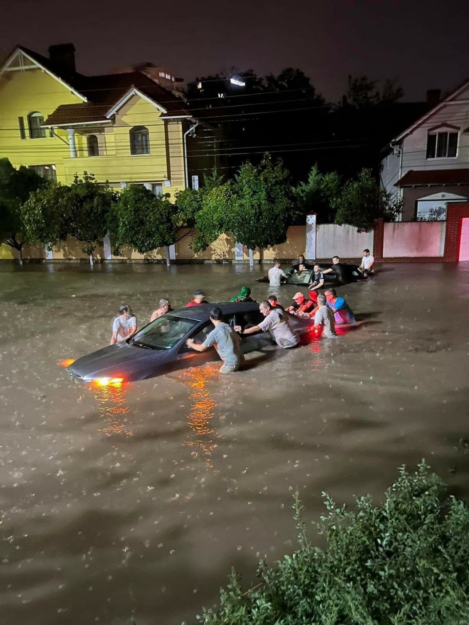 Azi noapte pe str. Moara Roșie și Zaikin din Chișinău, în apropiere de zona ASEM