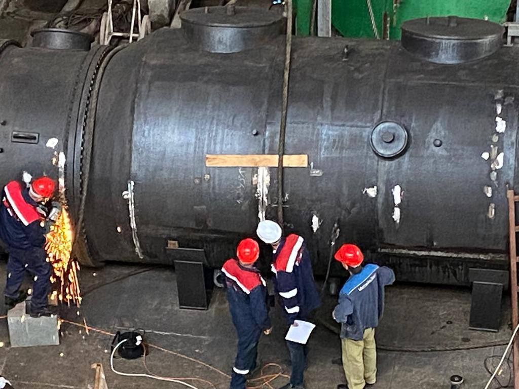 Continuarea scandalului de la Termoelectrica: Un mesaj anonim trimis presei anunță că firma Turboenergy încearcă să repare preîncălzitorul adus din Rusia pe loc, în loc să-l întoarcă înapoi din cauza neconformităților. Unele poze arată cum muncitorii vopsesc și sudează marcajele făcute anterior, care indicau defectele