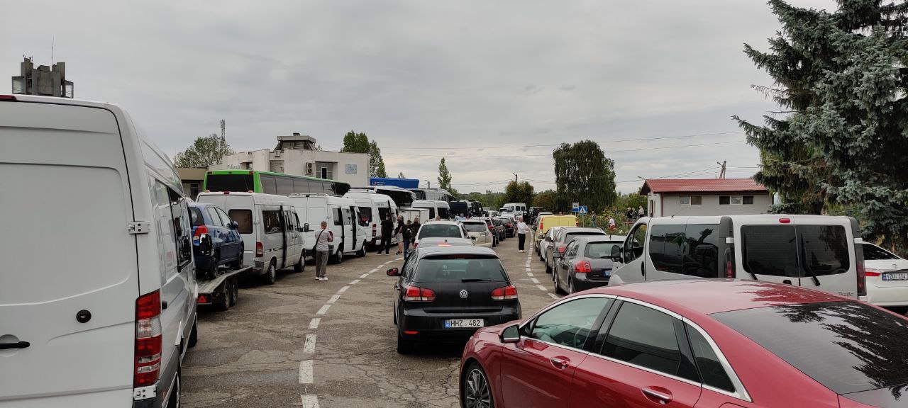 Probleme de soft la vama Leușeni. La punctul de trecere al frontierei pe sensul de ieșire din țară așteaptă peste 100 de mașini. Softul nu funcționează de mai bine de 1 oră