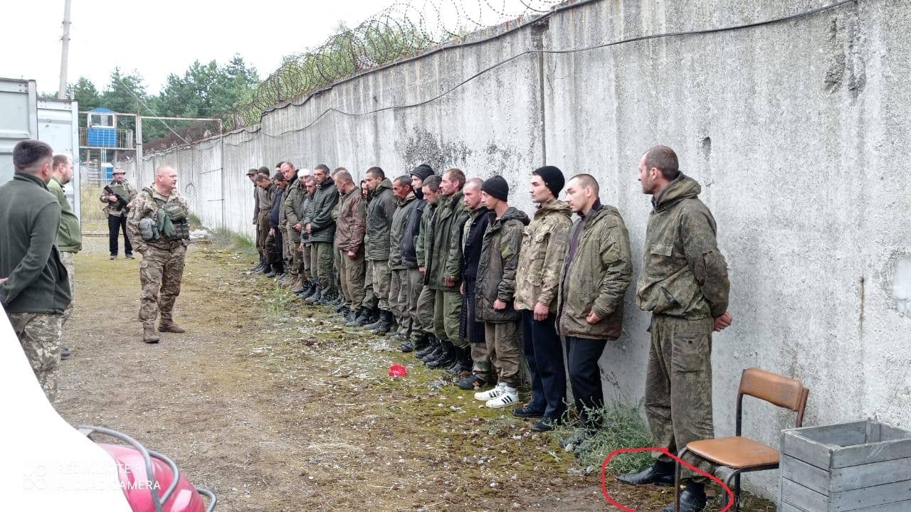 Fotografii cu prizonierii ruși, capturați de armata ucraineană, arată starea precară a echipării soldaților F. Ruse. Unii au venit la război în pantofi sau în ghete 🤦‍♂️