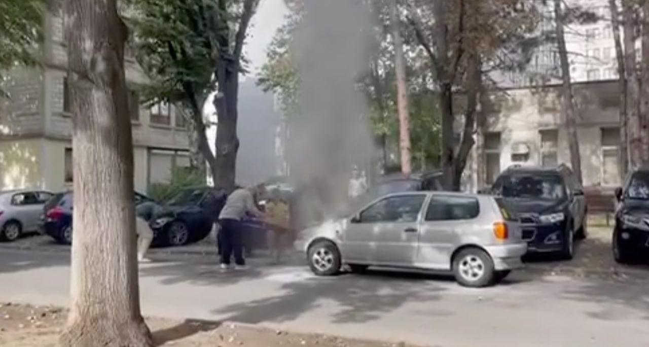 O mașină a luat foc în preajma clădirii Parlamentului. Un deputat a încercat să potolească flăcările cu un stingător