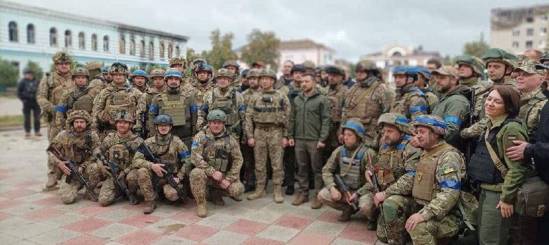 Vladimir Zelensky s-a dus în localitatea Izyum, teritoriul eliberat de sub ocupație rusească, și i-a felicitat personal pe militarii responsabili de operațiune. Acesta a oferit și distincții celor care i-au pus pe fugă pe soldații ruși