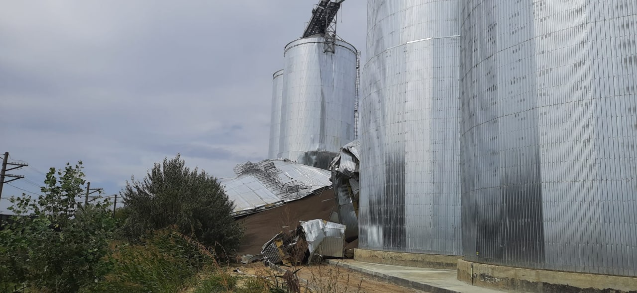  Două elevatoare cu granule de macuc s-au prăbușit în portul de la Giurgiulești