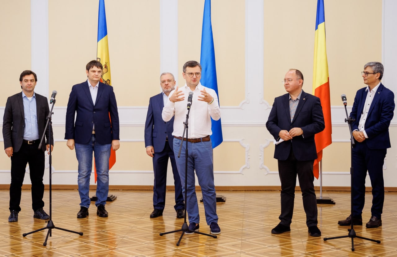 🇷🇴 🇺🇦 Ministrul afacerilor externe al României, Bogdan Aurescu, a anunțat lansarea Trilateralei România – R. Moldova – Ucraina. La prima reuniune în format trilateral, desfășurată joi, 15 septembrie, la Odesa, Ucraina, au participat miniștrii afacerilor externe din cele trei țări