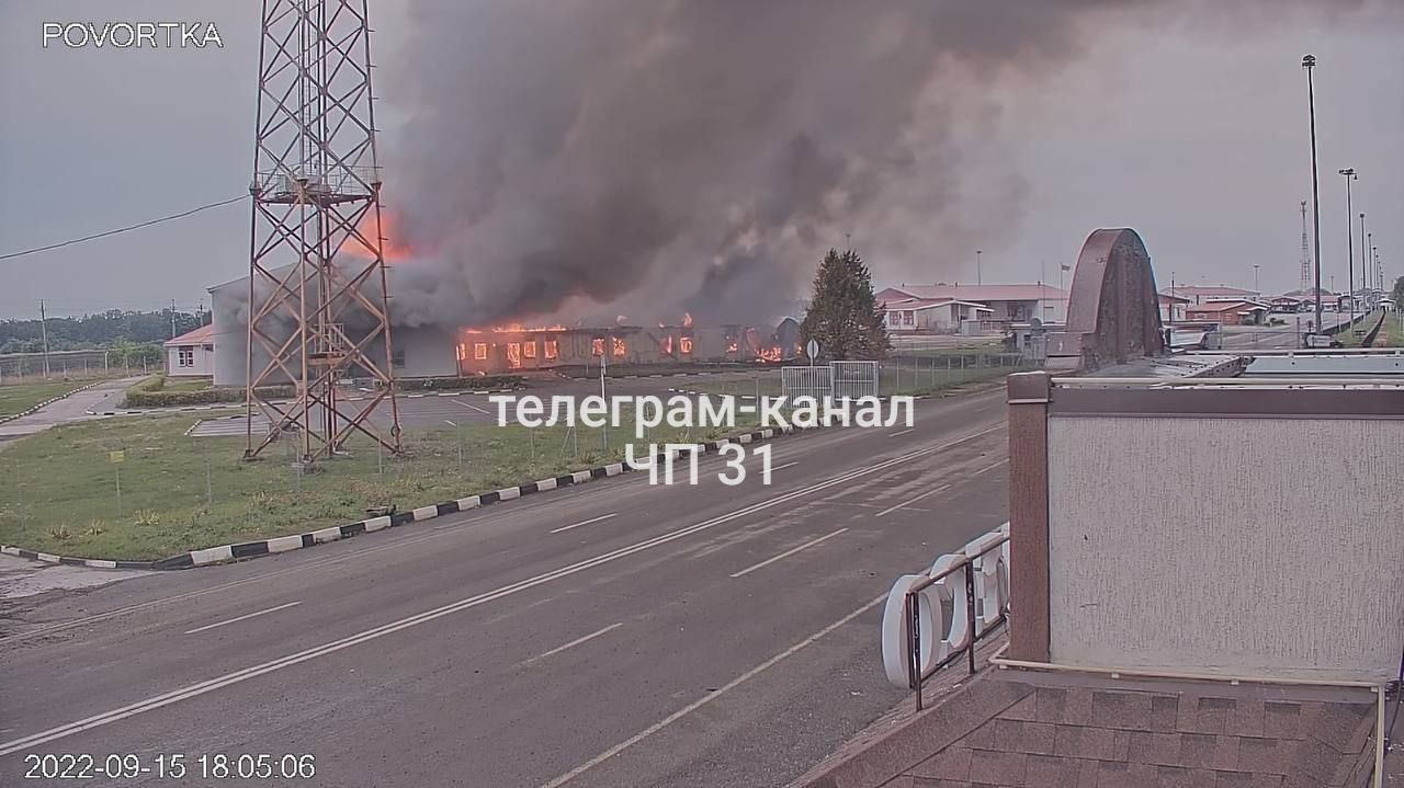 După ce rușii au bombardat masiv Krivoi Rog din Ucraina, provocând inundații în urma spargerii unui baraj, ieri postul vamal de la granița cu Ucraina, localizat pe teritoriul rușilor, regiunea Belgorod, a fost cuprins misterios de flăcări. Se presupune că a fost o țintă a armatei ucrainene