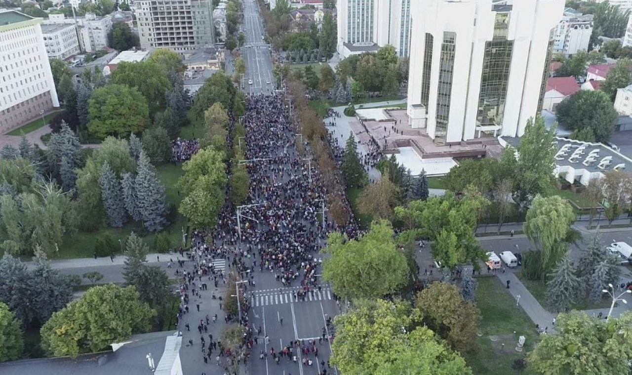 Apar primele imagini filmate cu drona, de la protestul P. Șor de azi. La protest ar fi venit în jur de ± 3000-5000 oameni