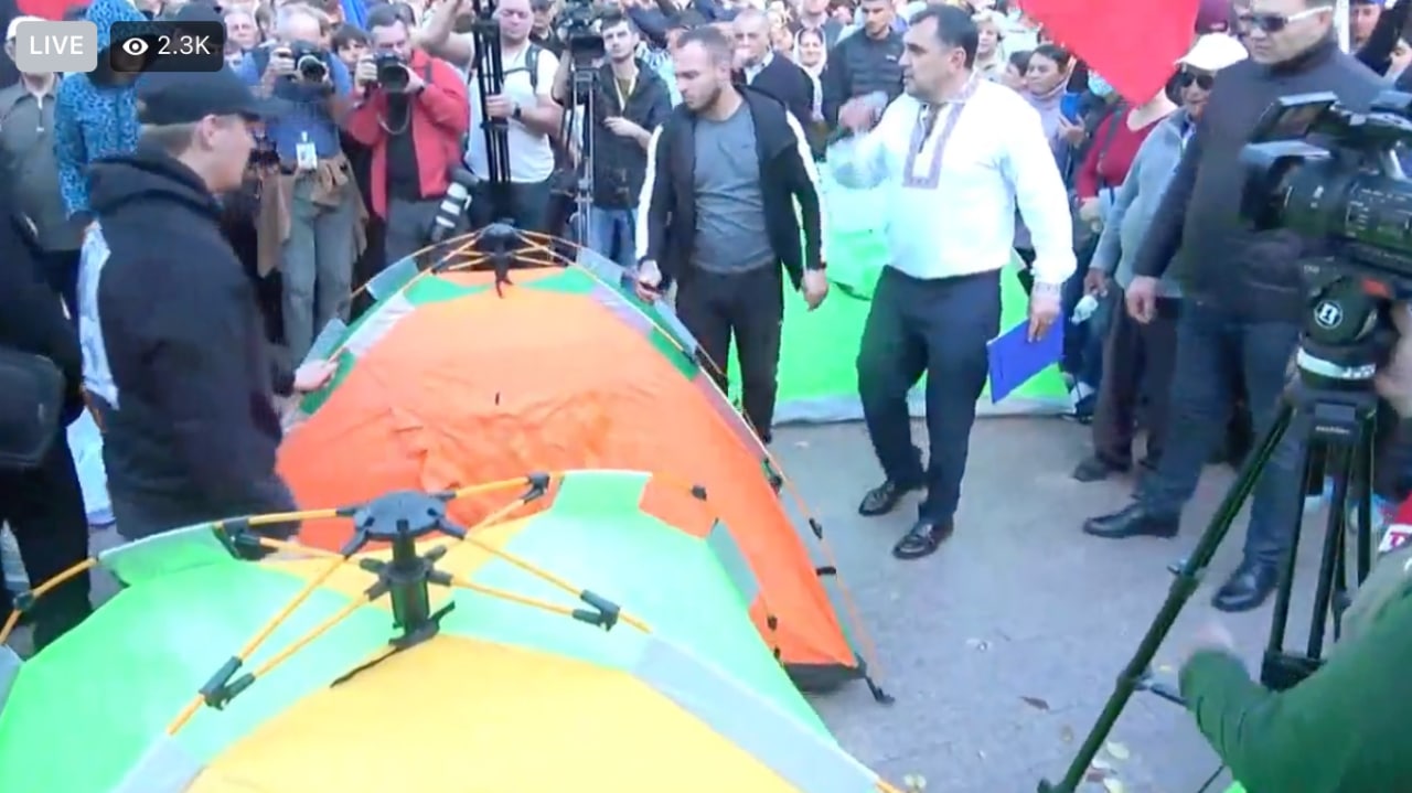 Manifestanții aduși de P. Șor instalează corturi ușoare pe scările de la Parlament. În imaginile video se văd între 4 și 7 unități