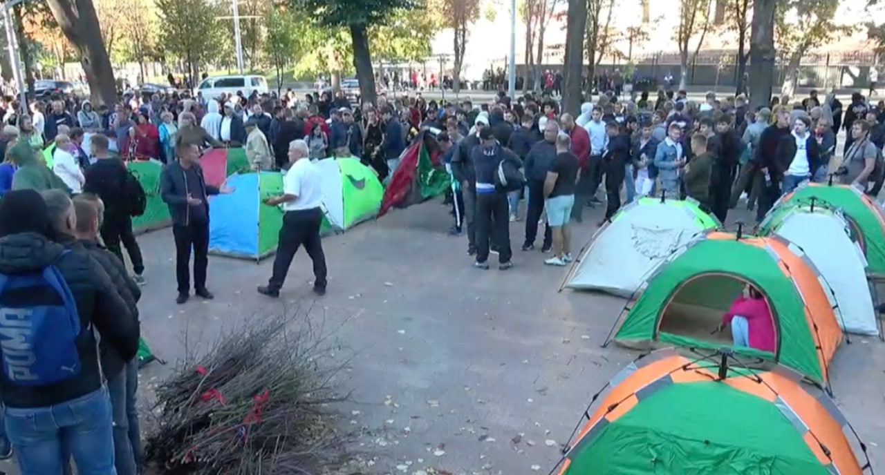 Protestul s-a încheiat aproximativ la ora 17.30 (3 ore filmare și cca 1h 50 min discursuri). Majoritatea oamenilor pleacă spre autobuzele organizate. Câțiva dintre ei au rămas în corturile din fața Parlamentului