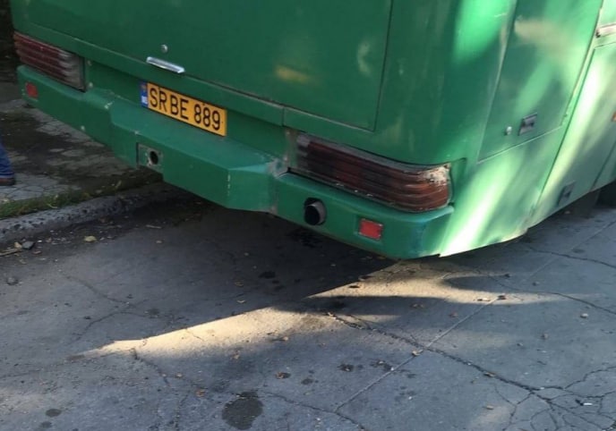 O femeie din autocarul cu nr. SR BE 889 a fost filmată făcând scandal. Aceasta a spus că nu pleacă până nu e plătită: __Matale dacă nu-ți dădea bani ce făceai?__ A fost îndemnată să nu facă scandal, pentru că aici nu se rezolvă nimic: Astfel de subiecte "se lămuresc la întoarcere". Șoferul spune că primit "soliarkă"