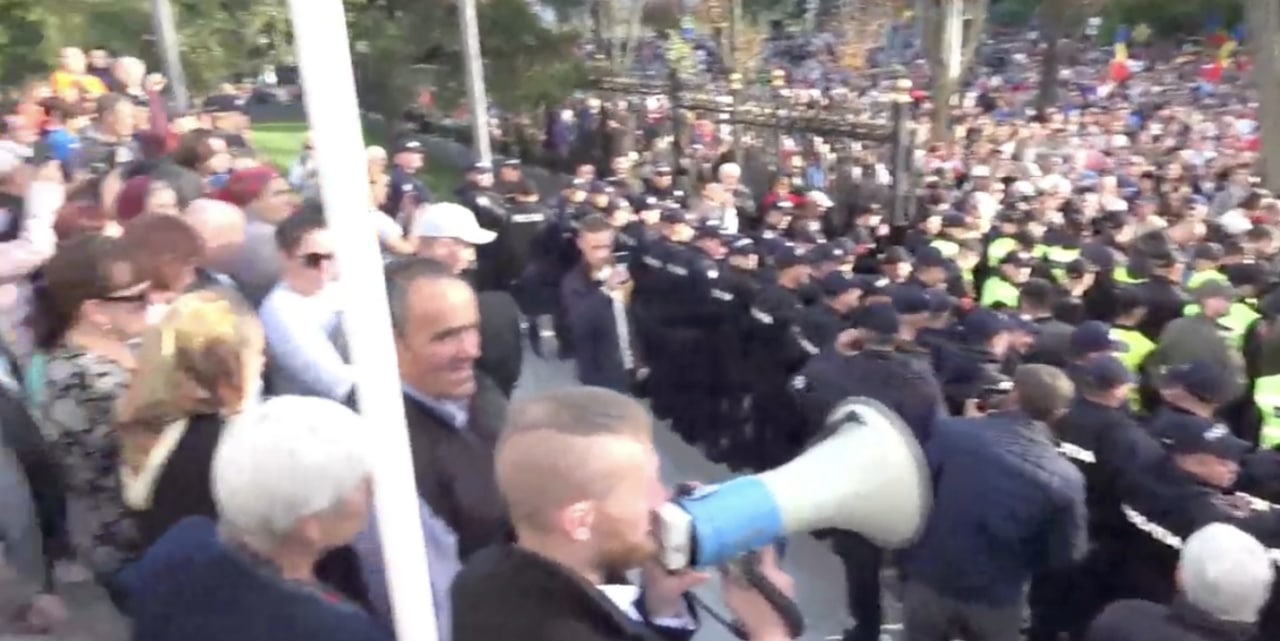 Protestatarii aduși de P. Șor au încercat să instaleze mai multe corturi atât pe trotuarul din fața președinției, cât și în curtea ei. În acel moment a intervenit poliția și a împins grosul protestatarilor în afara scuarului