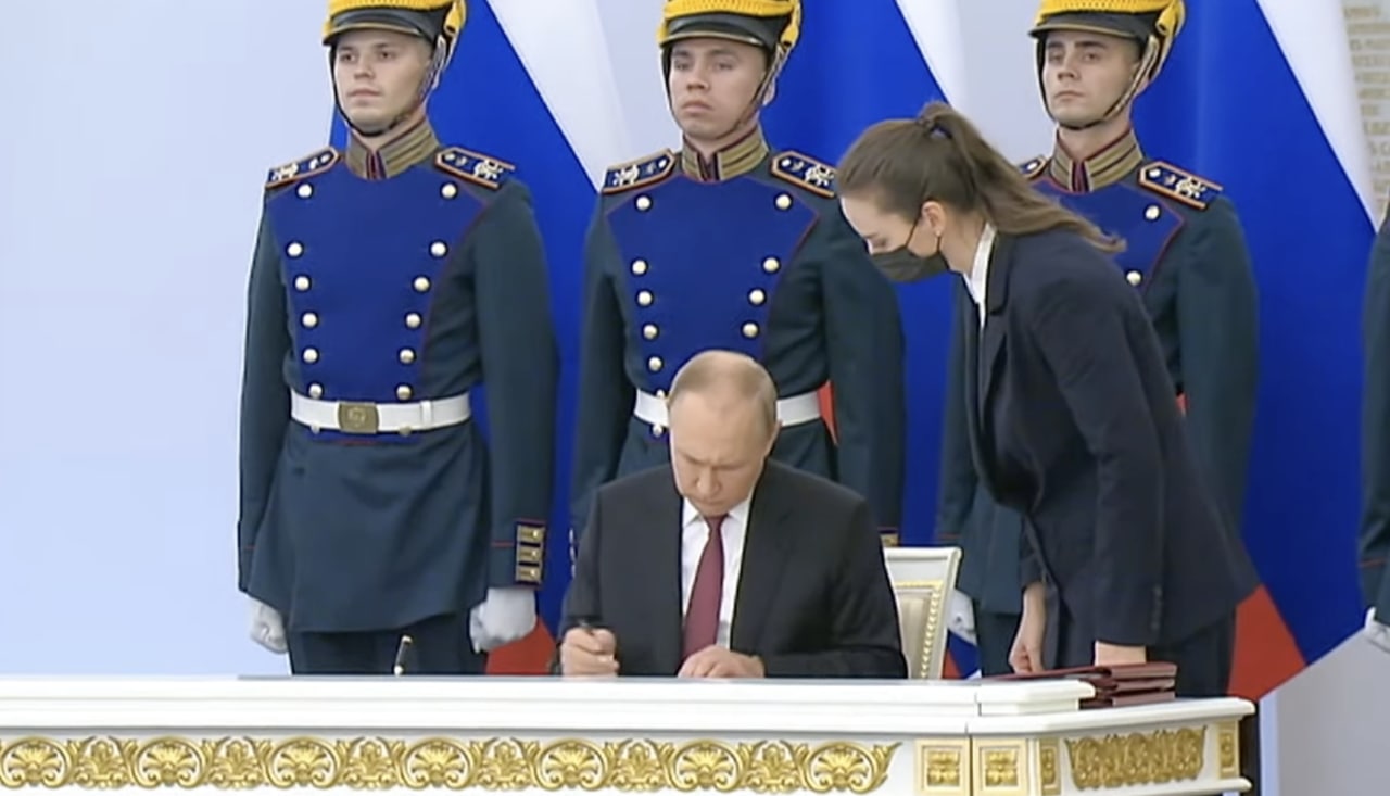 Vladimir Putin a semnat în urmă cu câteva minute ordinul de anexare a regiunilor Donețk, Lugansk, Herson și  Zaporjîie, după organizarea unui referendum ilegal desfășurat cu arma în mână în perioada 23-27 septembrie 2022