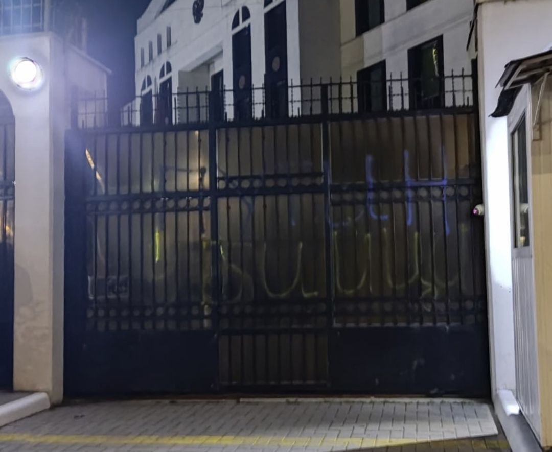 Tot ieri seara, de ziua de naștere a președintelui rus, persoane necunoscute au scris pe poarta Ambasadei din Chisinau cu galben și albastru (culorile Ucrainei) : "__Putin - criminal" .__