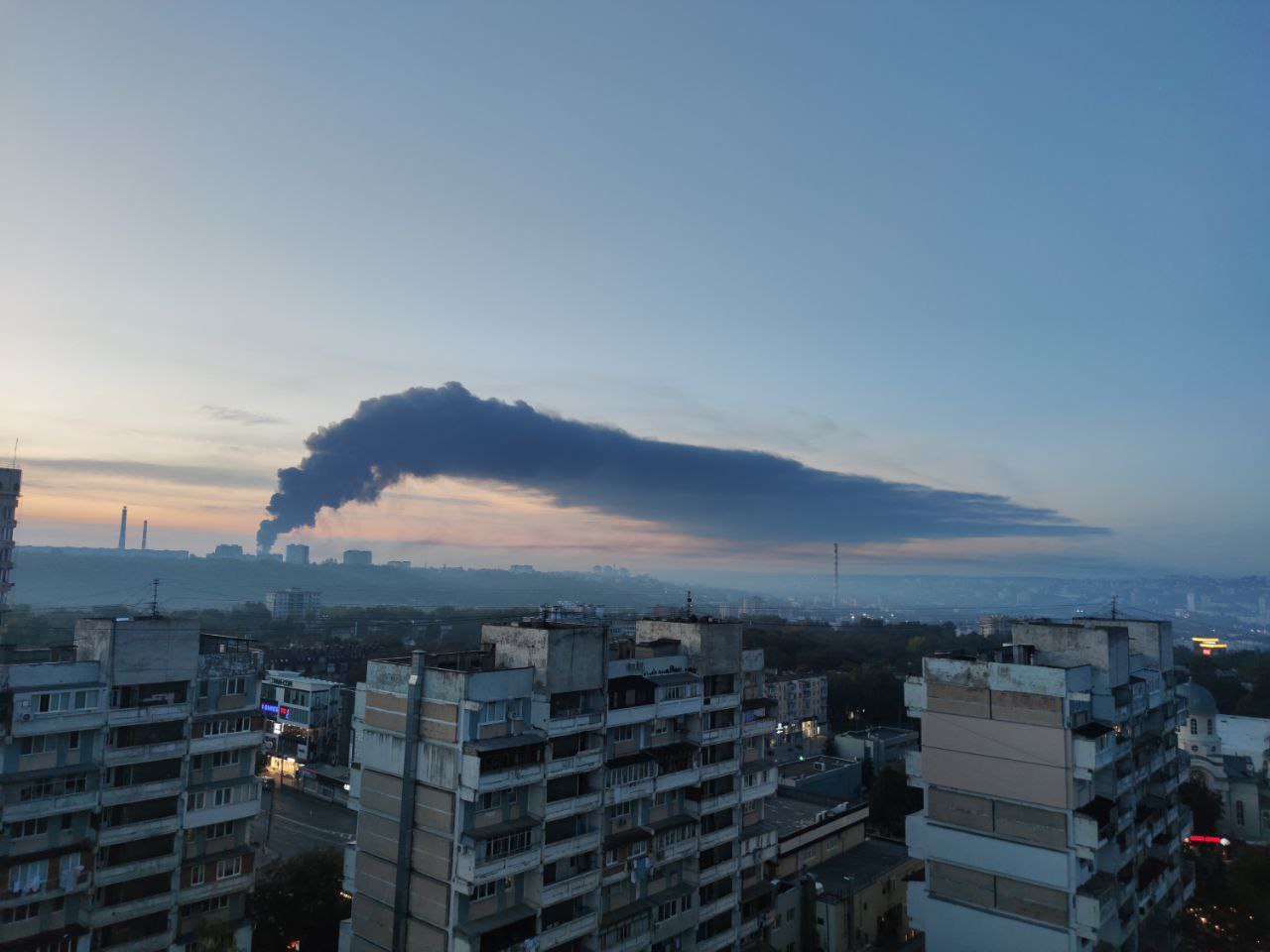 Chișinău. Incendiu de proporții la o fabrica de reciclare a plasticului de la Ciocana. Pompierii luptă cu flăcările de la primele ore ale dimineții. Conform pompierilor, ar fi vorba de un teritoriu de ardere de cca 30 de ari aparținând ABS recycling