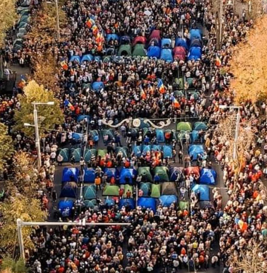 Protestatarii P. Șor au blocat bd. central din Chișinău (în fața Președinției), instalând acolo zeci de noi corturi. Potrivit organizatorilor, ar fi vorba de 100 de noi corturi