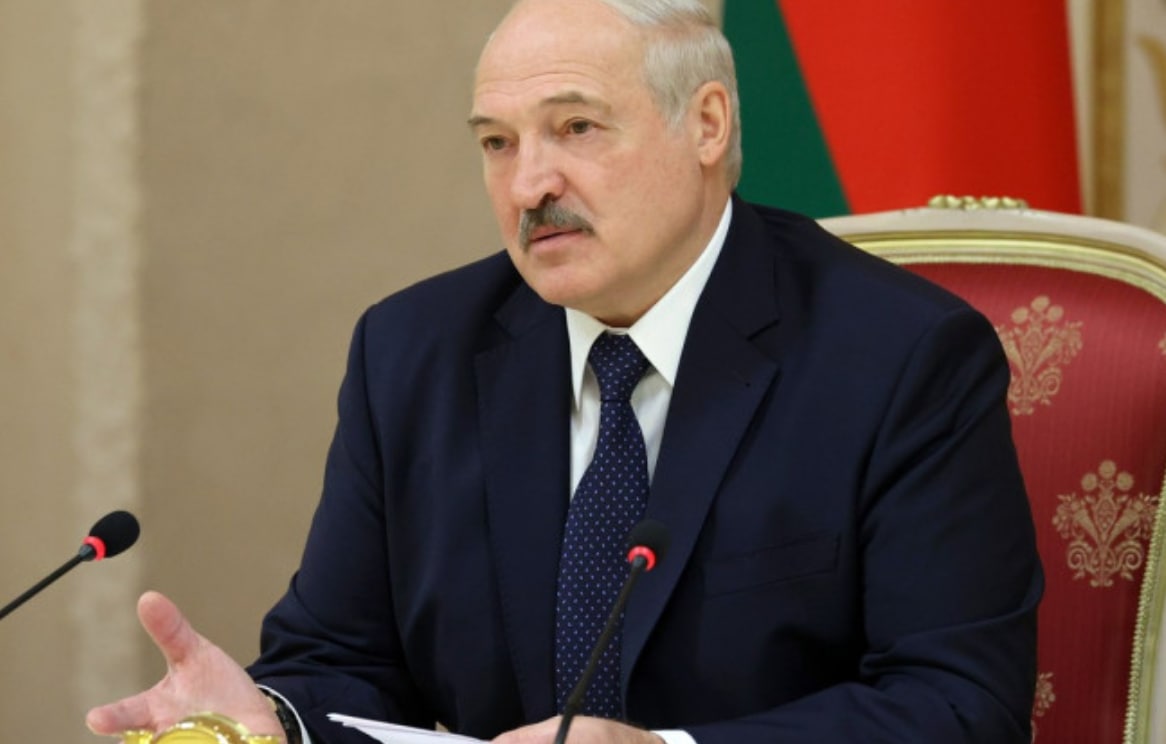 Alexandr Lukașenko, manipulare în presă, pentru a cauta motive să trimite armata belarusă la granița cu Ucraina. Acesta a declarat azi că Vestul analizează "o posibilă agresiune împotriva țării noastre, până la o lovitură nucleară”. __Tare e important acum Belarusul pentru Occident :)