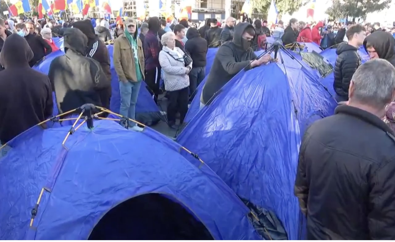 Câțiva tineri cu glugă pe cap și cu fața acoperită instalează corturi pe carosabilul de pe bd. Ștefan cel Mare