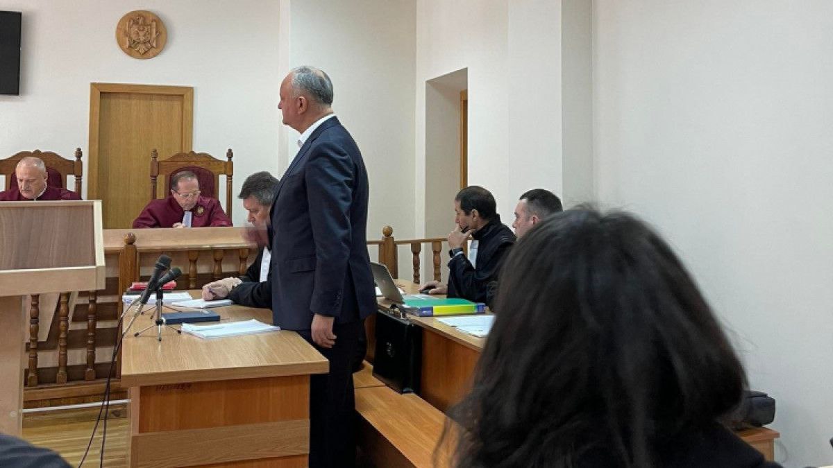 Investigație: Colaps în justiție! Mii de dosare puse pe pauză în instanțele de judecată. Situație fără precedent în sistemul judecătoresc din R. Moldova. 39 de magistrați din instanțele de fond cărora le-au expirat primii 5 ani de mandat așteaptă să fie reconfirmați în funcție pentru a-și putea continua munca. Între timp, mii de dosare au fost puse pe pauză, în detrimentul cetățenilor care așteaptă să li se facă dreptate, iar alte câteva mii au fost redistribuite altor judecători, care nu mai fac față volumului de lucru. Pe de altă parte, statul a cheltuit cel puțin 8 milioane de lei pentru plata salariilor magistraților suspendați care, deși continuă să vină la muncă, nu au voie să judece. La jumătate de an distanță de la formarea acestui colaps în justiție, Președinția anunță că Maia Sandu a semnat un decret pentru a-i reconfirma în funcții pe 14 judecători din lista primită în aprilie de la Consiliul Siperior al Magistraturii