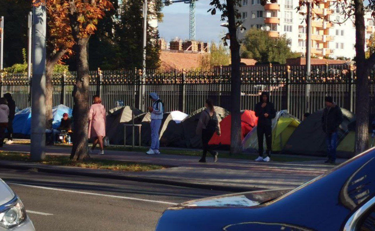 Comunicat: Vă informăm că Poliția deține informații despre intențiile participanților la întrunire de blocare intenționată a mai multor artere din capitală atât cu corturi, cât și cu mijloace de transport; acțiuni care vor fi documentate nu doar prin prisma blocării intenționate, dar și a altor calificări juridice, pornind de la circumstanțele faptice