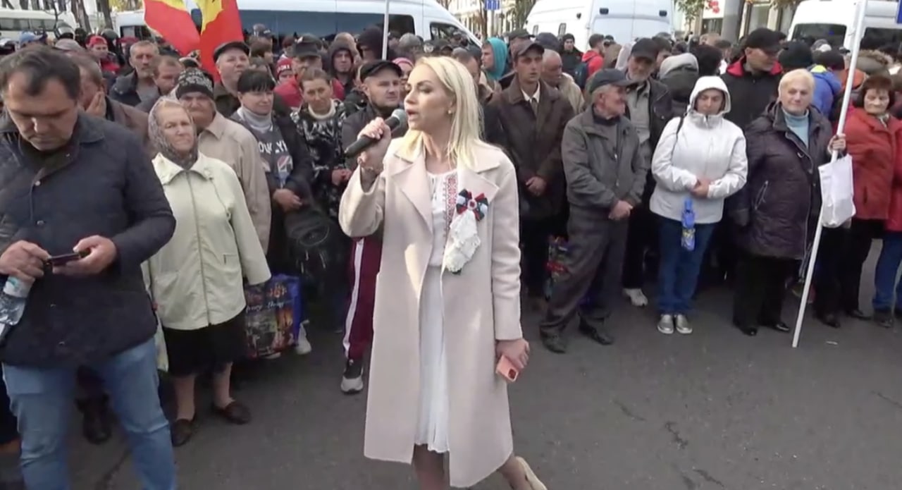 Manifestanții au instalat boxe la intersecția bd. Ștefan cel Mare și str. Eminescu și scandează lozinci anti-guvernare: "Jos guvernarea, jos dictatura, jos Maia Sandu, etc". Protestul este moderat de Marina Tauber