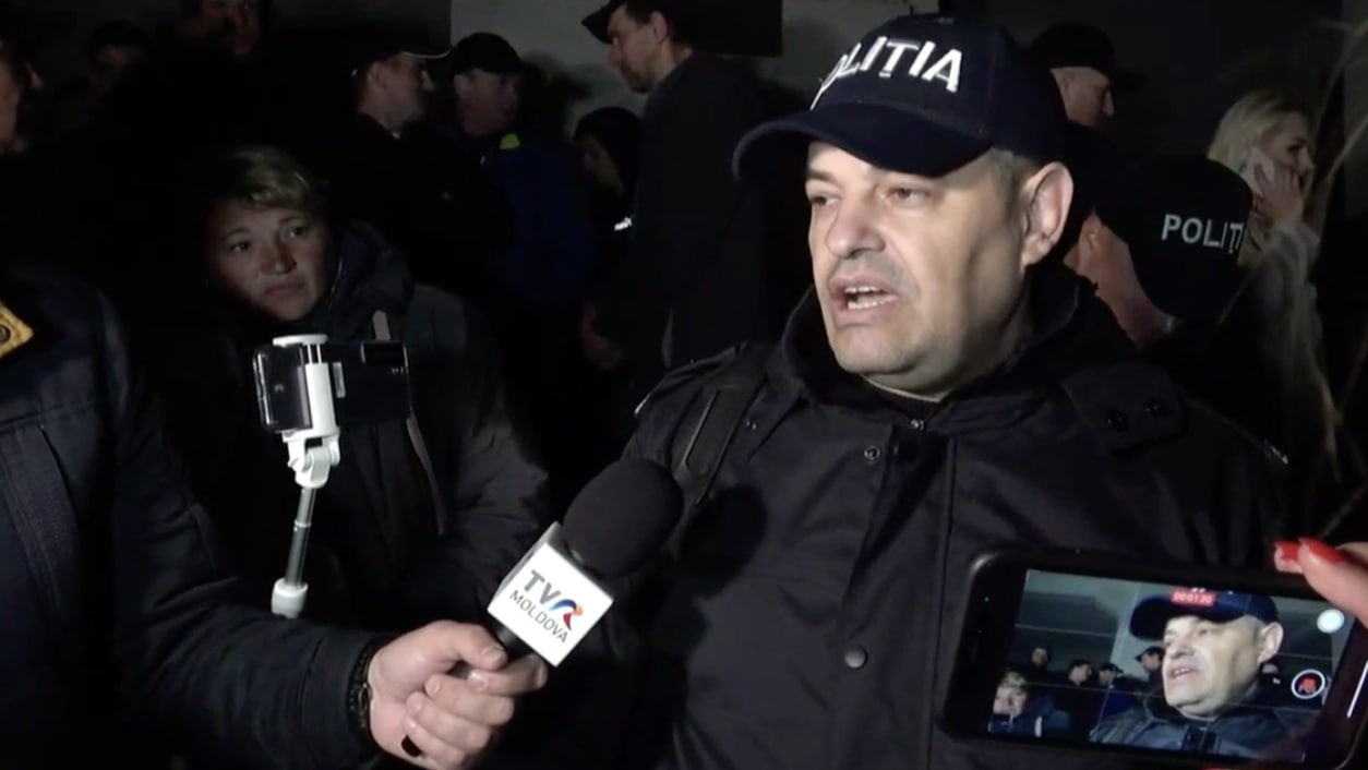 Reprezentanții Poliției au venit în fața Procuraturii, unde au informat protestatarii că trebuie să elibereze căile de acces către Procuratură, dar și zona pietonală de pe trotuar, conform dispoziției Comisiei Situații Excepționale