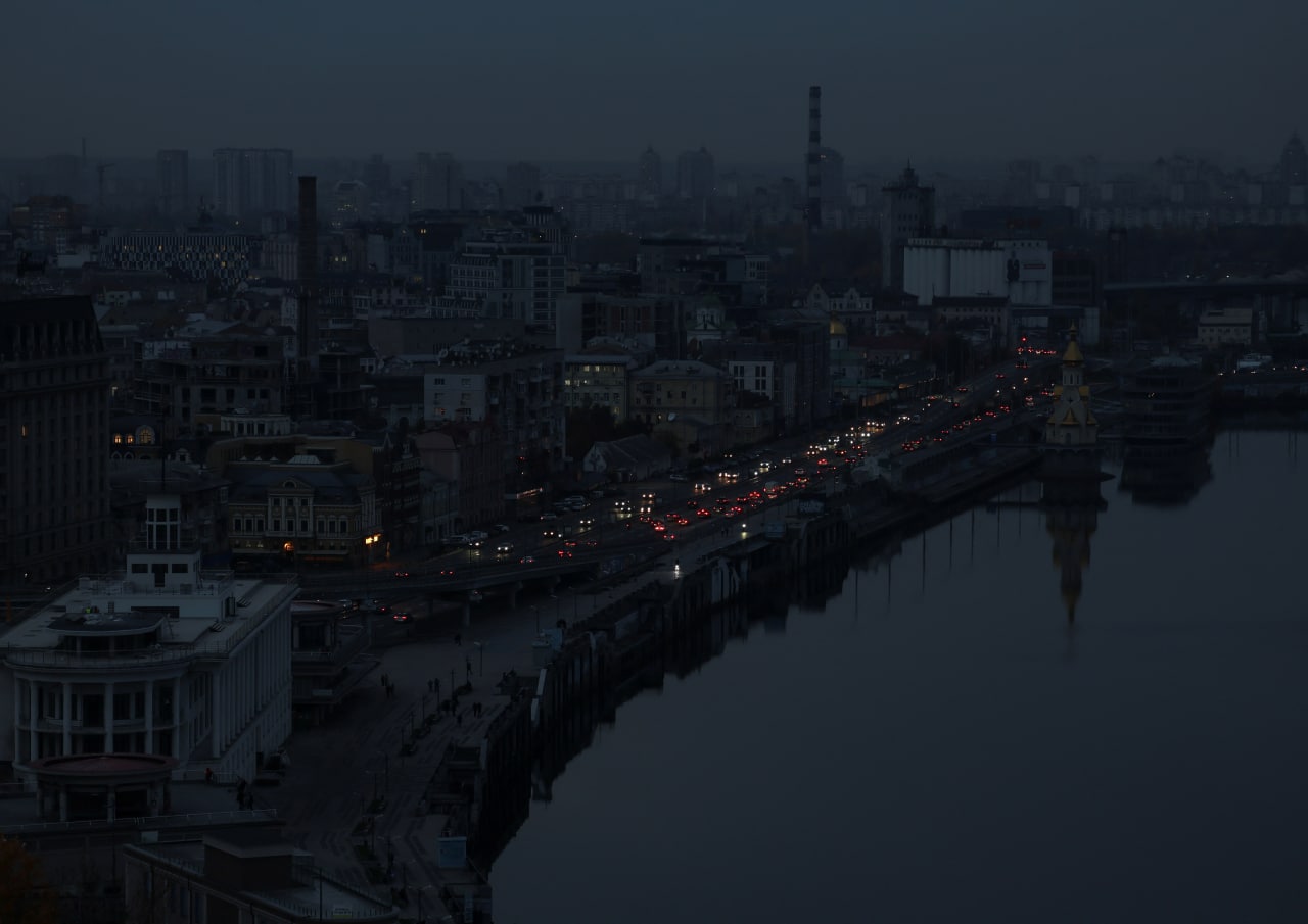 Fotografia serii: Centrul Kievului în beznă, cu scopul de a economisi energia electrică, după bombardamentele rusești