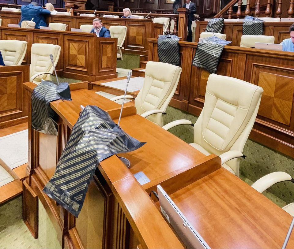 Sacoșe negre aduse la ședința Parlamentului de azi pentru deputații Partidului Șor. PAS: „Unde sunt „kulioacele”, acolo este și Șor”
