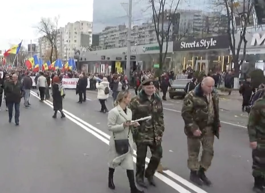 Se pare că Ilan Șor are planuri mari pentru azi: La protest sunt veterani îmbrăcați în haine militare