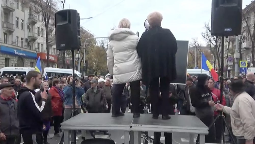 Protestatarii au instalat scena chiar în intersecție. Cel mai probabil, momentele importante ale protestului s-au consumat. Duminică liniștită😉