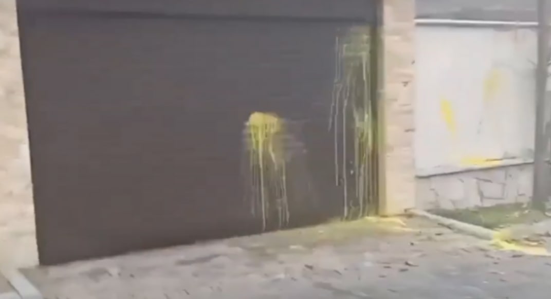 Poarta Procurorului General interimar, vandalizată cu vopsea galbenă, în contextul care mai mulți protestatari au fost aduși și scandează lozinci aici în fiecare dimineață