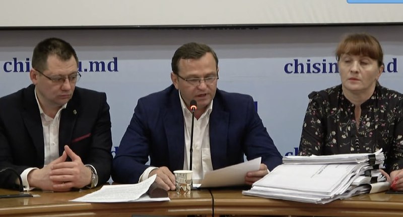 Scandal total în Platforma DA: Andrei Năstase anunță că el și consilierii săi din CMC își dau demisia din partid și că îl va da în judecată pe Dinu Plîngău, actualul președinte al platformei DA, "pentru recidivă în comunicarea publică unde sugerează că consilierii municipali ai DA ar fi corupți"