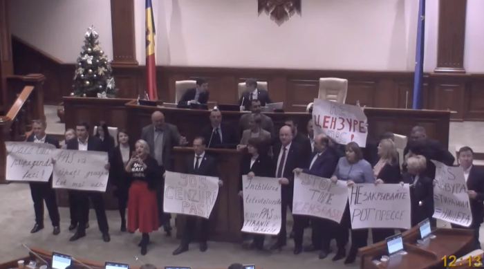 Comuniștii și socialiștii au blocat tribuna Parlamentului în semn de protest inclusiv față de decizia Comisiei pentru Situații Excepționale (CSE) privind suspendarea licenței de emisie pentru 6 posturi TV afiliate cu Șor și Federația Rusă: „Primul în Moldova”, „RTR Moldova”, „Accent TV”, „NTV Moldova”, „TV6” și „Orhei TV”. Parlamanetarii socialiști și comuniști au boicotat ședința