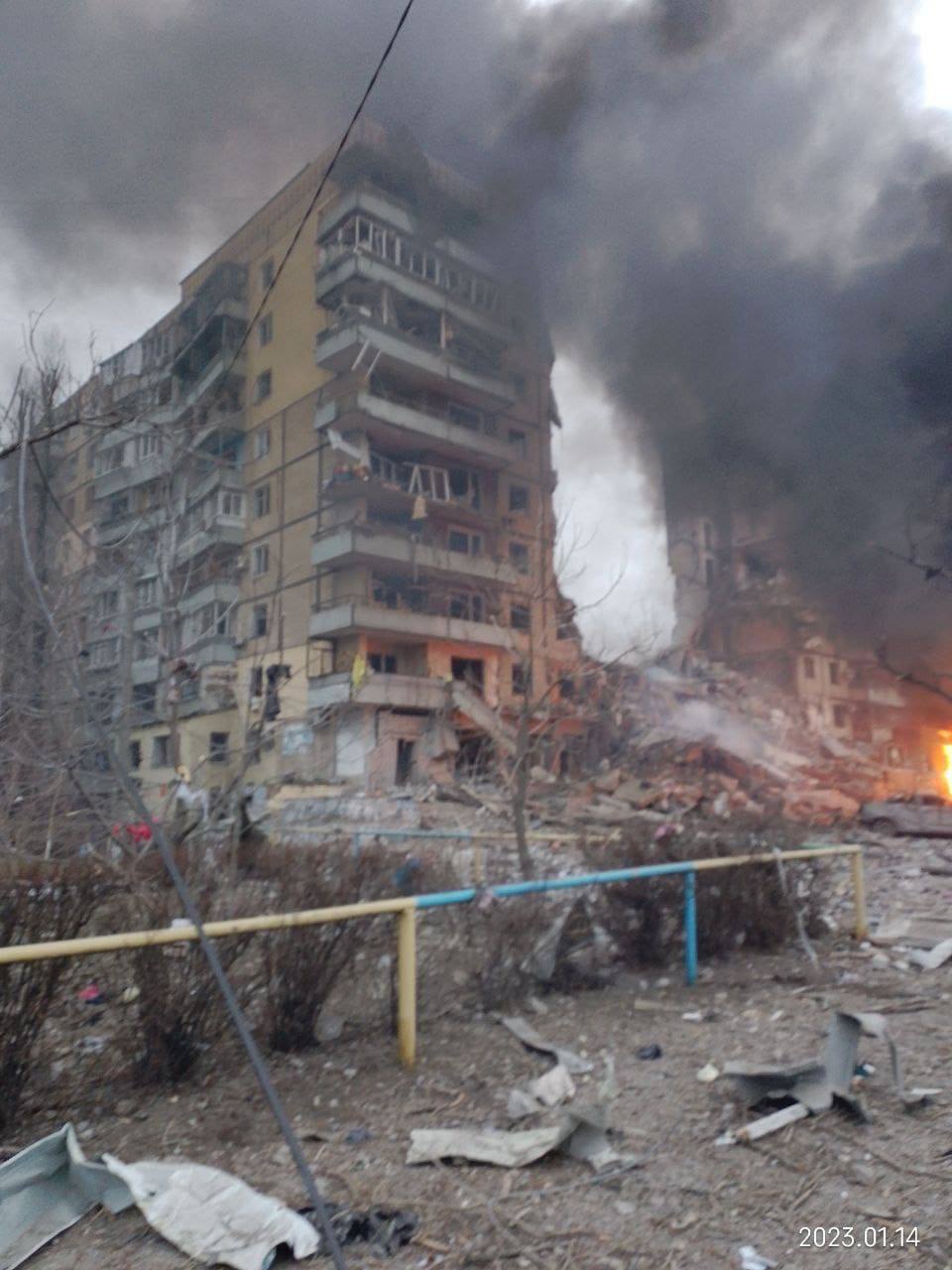 Un nou atac terorist al Rusiei în Ucraina: A fost bombardat un bloc de locuit din Dnepr, ca urmare a unui atac masiv cu rachete din după amiaza zilei de azi. Există atât morți, cât și răniți