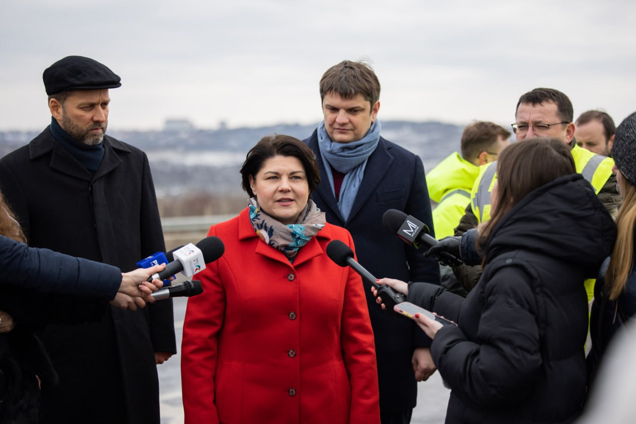 Premierul Gavrilița, ministrul Spînu și ambasadorul UE la Chișinău, Janis Mazeiks, au inaugurat azi primul segment din centura Chișinăului (de la Ialoveni spre M1 Leușeni-Chisinău), cu o lungime de 6,6 km. Potrivit lui Spînu, în acest an, vor începe lucrările și finalizarea proiectelor tehnice de reabilitare a sectorului 2 și 3, iar pentru sectoarele 4, 5 și 6 se vor face studiile de fezabilitate