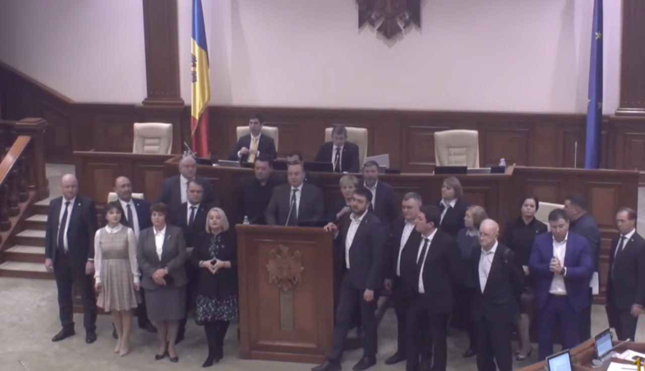 "Nu avem voturi, măcar să tergiversăm procesul". Deputații din BCS, în momentul învestirii Guvernului Recean, au solicitat pauză la ora 15.30 pentru 30 de minute. La revenirea în sală, acești au blocat tribuna Parlamentului, solicitând ca toți vorbitorii lor să se expună și să nu existe o limită totală de timp. "Știm că cineva are avion, dar noi vrem să fim respectați. Respectați procedura", a solicitat Vlad Batrâncea