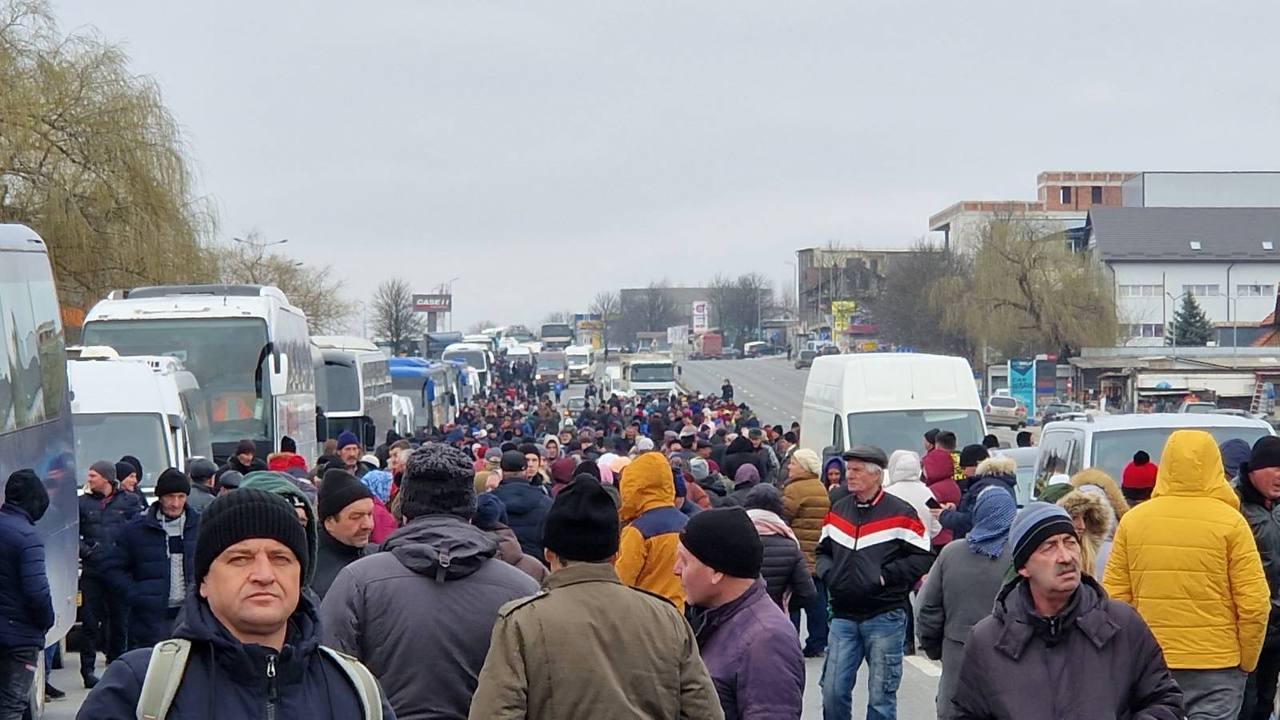 Poliția anunță că intrarea în Chișinău dinspre Stăuceni este în continuare blocată de protestatarii aduși de P. Șor, care nu vor să elibereze carosabilul