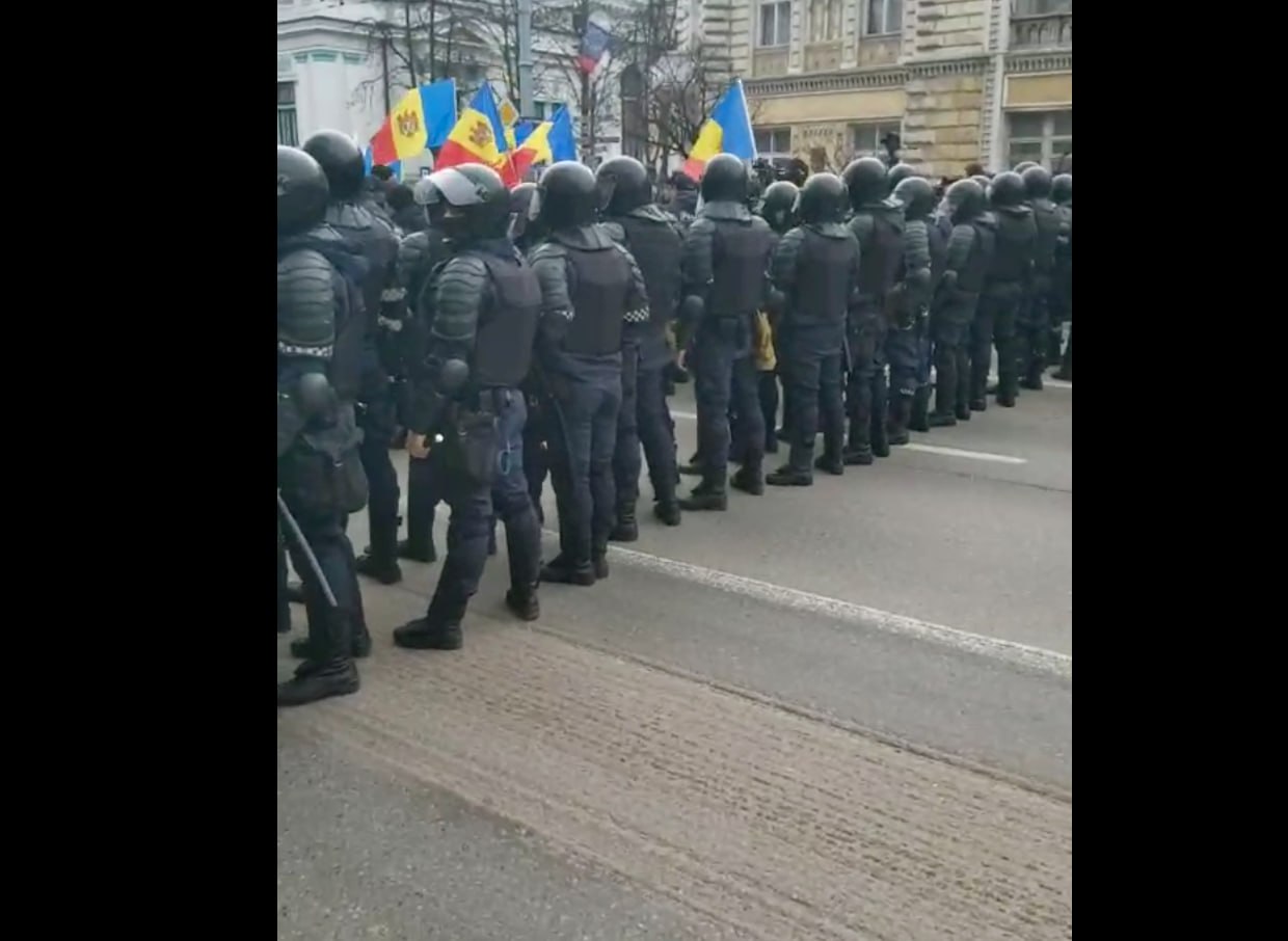 Un cordon de poliție a blocat accesul grupului condus de Marina Tauber și Maia Laguta către Piața Marii Adunări Naționale