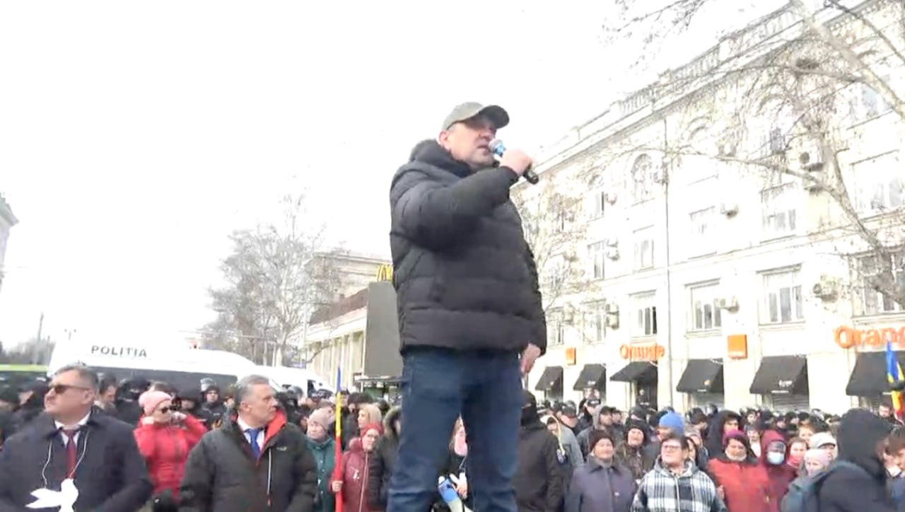 Fruntașii Partidului Șor au instalat o scenă improvizată pe bd. central și țin discursuri anti-guvernare