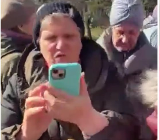 Cititorii au observat că, femeia care a atacat jurnalistul Jurnal și a venit să protesteze la Guvern pentru a cere achitarea integrală a facturilor pe lunile de iarnă filma cu un iPhone 13 (sau 14) de cca 800 - 1000 de euro, ultimul model lansat de Apple