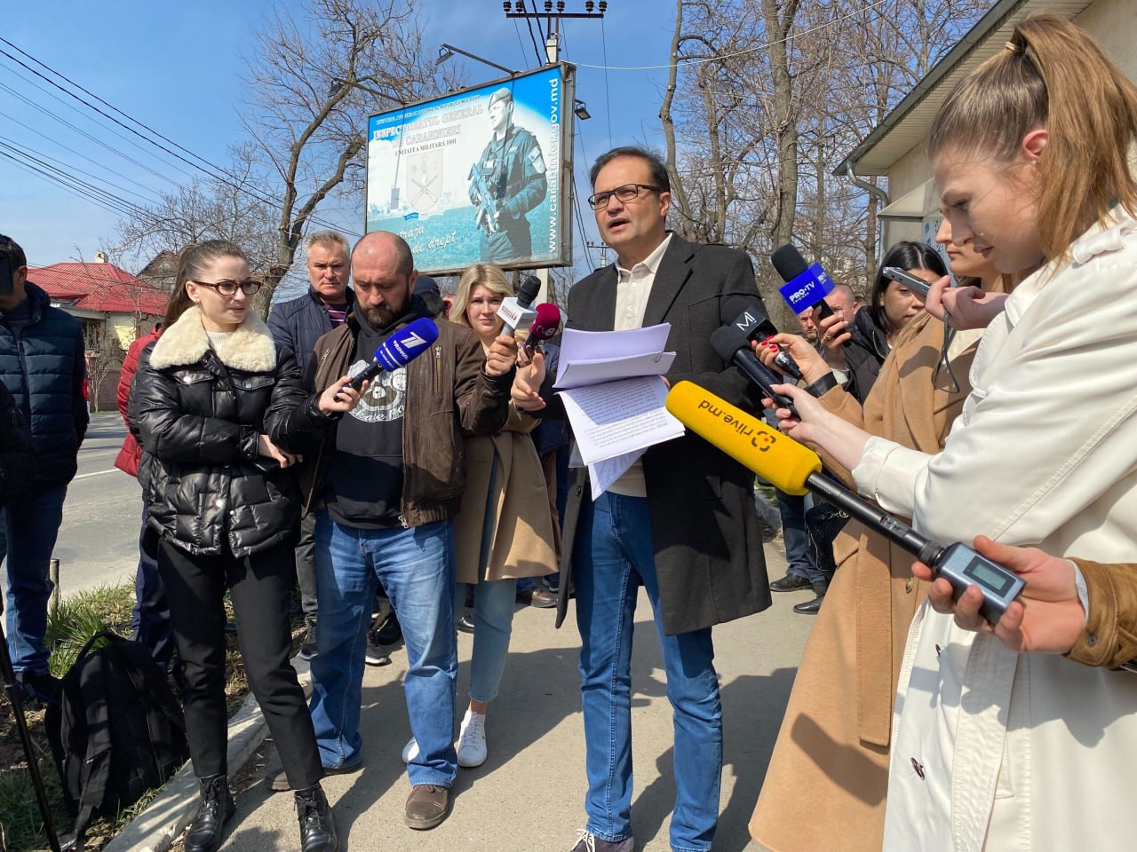 Protestul transportatorilor, după ce au fost opriți pentru că duceau manifestanții P. Șor la Chișinău: „Noi facem business”. Transportatorii vor depune plângeri la Procuratură pe numele polițiștilor care le-au ridicat numerele de înmatriculare