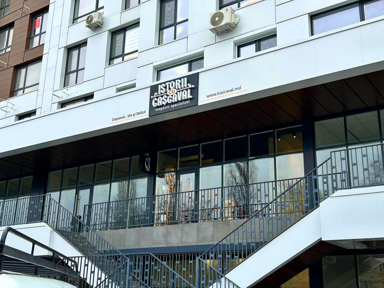 Să revenim puțin la bunătățuri. Unul dintre magazinele mele preferate - Istorii cu Cașcaval - este acum mai aproape de iubitorii de cașcavaluri de la Buiucani